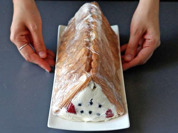 Nu ai nevoie de o formă pentru a face acest buștean cu fructe roșii! - Preparare etapa 7