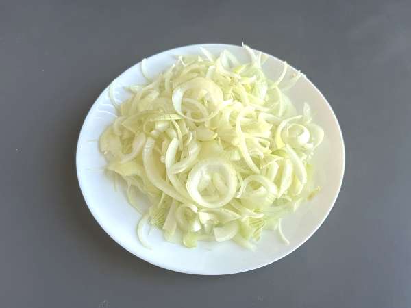 Confit de ceapă: simplu, elegant și perfect cu carne și brânză - Preparare etapa 1