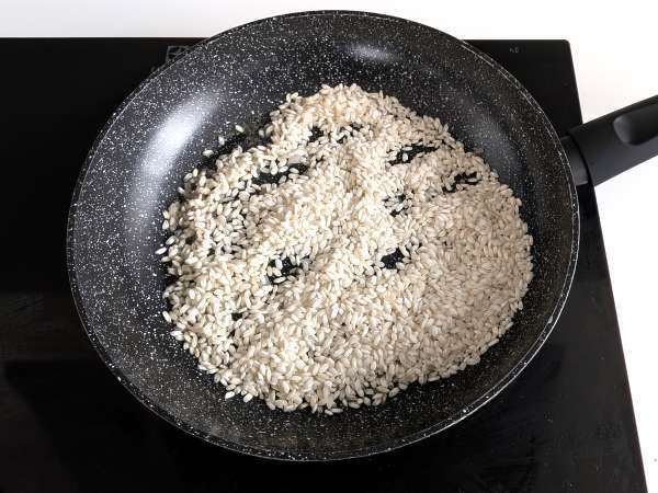 Risotto cu lime și piper roz: rețetă vegetariană elegantă pentru cine speciale - Preparare etapa 2