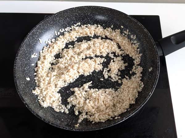 Risotto cu lime și piper roz: rețetă vegetariană elegantă pentru cine speciale - Preparare etapa 3