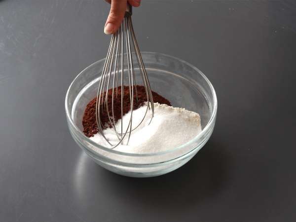 Cele mai bune brioșe de ciocolată: moi și uriașe - Preparare etapa 1