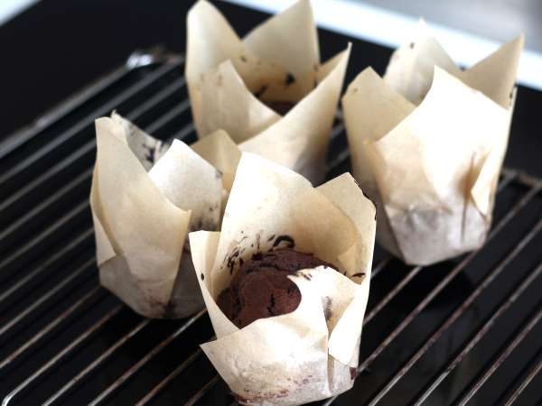 Cele mai bune brioșe de ciocolată: moi și uriașe - Preparare etapa 10