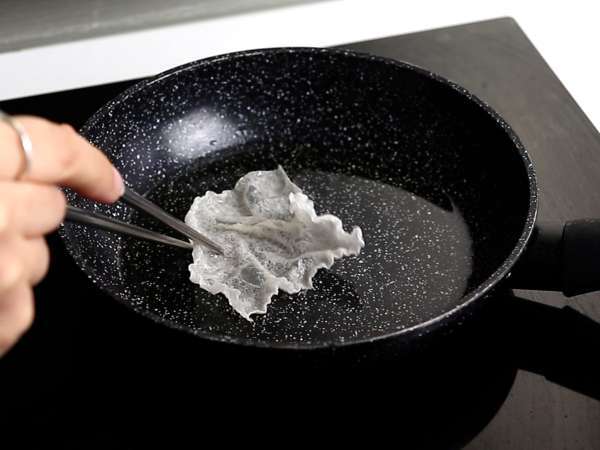 Tacos asiatic: tartar de somon în chipsuri de orez - Preparare etapa 2