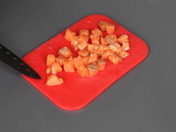 Tacos asiatic: tartar de somon în chipsuri de orez - Preparare etapa 3