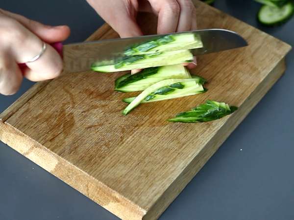 Salată colorată cu vermicelli de orez, creveți și sos picant de arahide - Preparare etapa 1