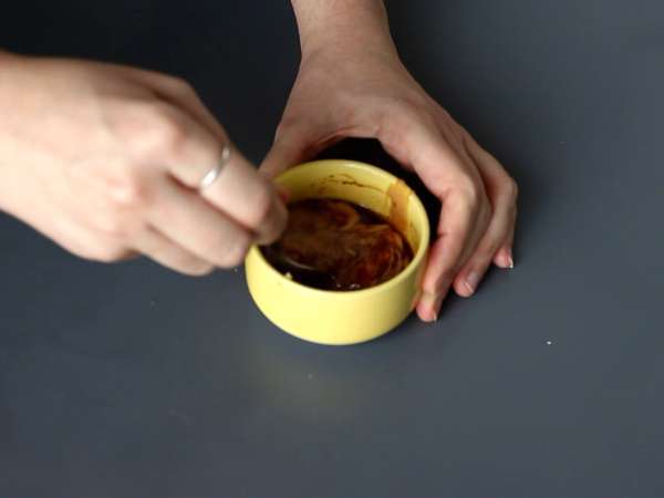 Salată colorată cu vermicelli de orez, creveți și sos picant de arahide - Preparare etapa 3