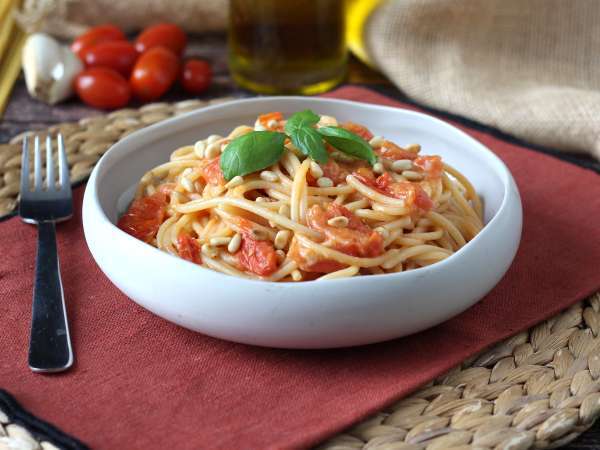 Spaghete cu roșii cherry și semințe de pin: o rețetă cremoasă și parfumată - Preparare etapa 7