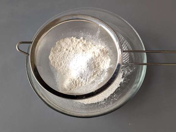 Tartă cu gem de căpșuni: rețetă clasică de aluat brisée - decor inimă - Preparare etapa 1