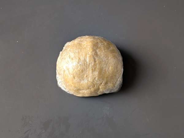 Tartă cu gem de căpșuni: rețetă clasică de aluat brisée - decor inimă - Preparare etapa 3