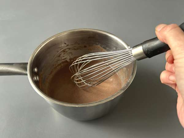 Ciocolată caldă de casă: rețeta ușoară pentru ciocolată groasă, strălucitoare, mătăsoasă - Preparare etapa 5