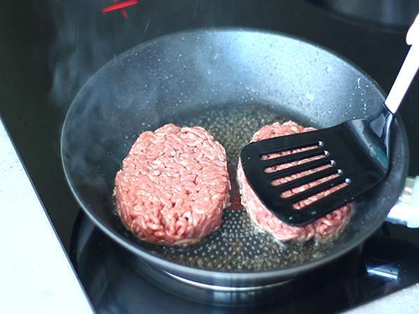 Cheeseburger, faimosul burger pe care toată lumea îl adoră! - Preparare etapa 2