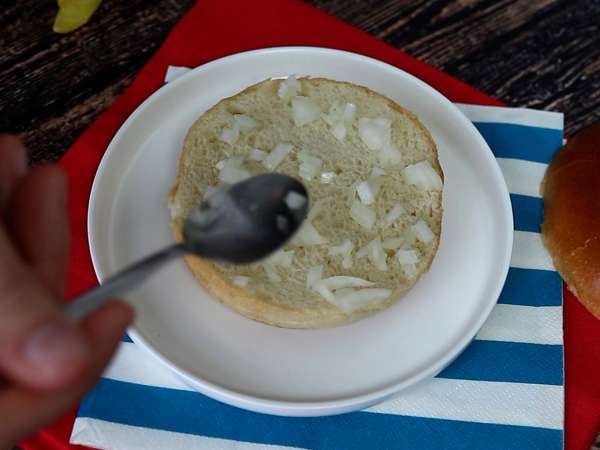 Cheeseburger, faimosul burger pe care toată lumea îl adoră! - Preparare etapa 3