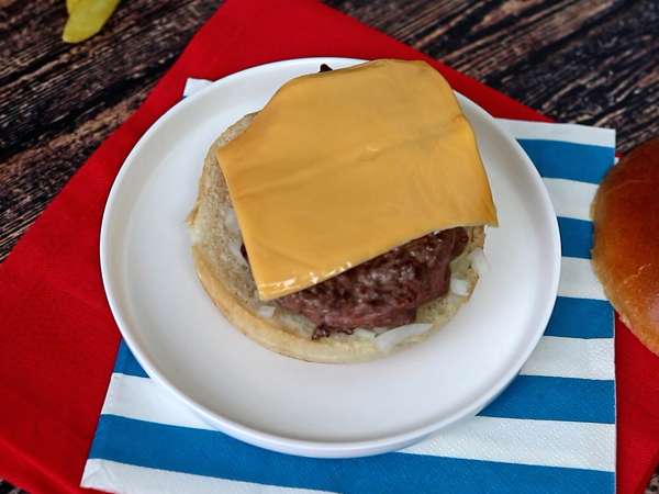 Cheeseburger, faimosul burger pe care toată lumea îl adoră! - Preparare etapa 4