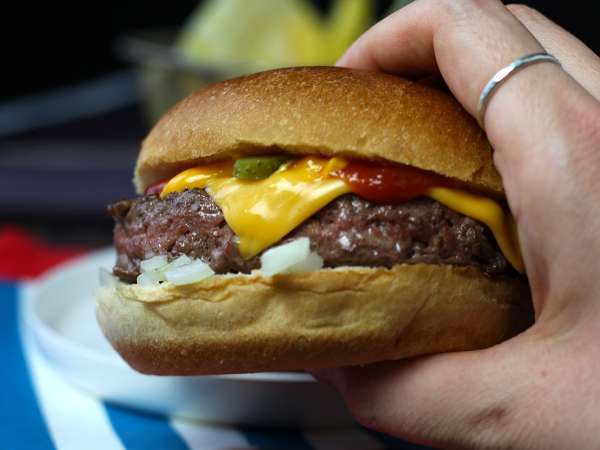 Cheeseburger, faimosul burger pe care toată lumea îl adoră! - Preparare etapa 6