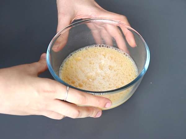 Ouă chinezești la abur: rețeta chineză pentru ouă mătăsoase aburite, cu doar două ingrediente! - Preparare etapa 1