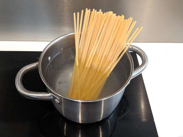 Paste cu calamar congelat și roșii cherry: rețetă simplă și gustoasă - Preparare etapa 5