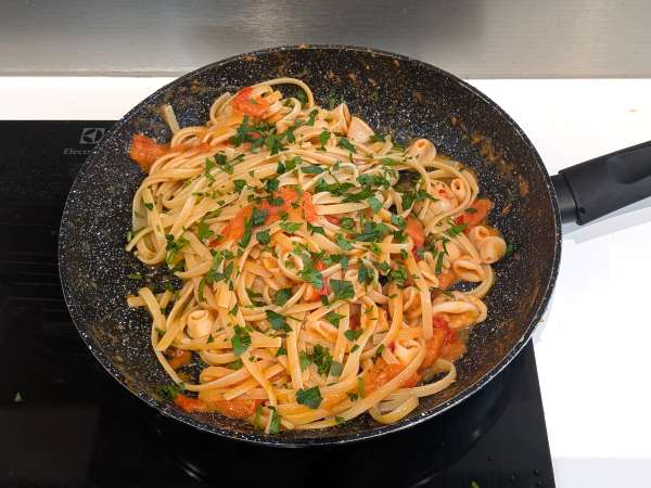 Paste cu calamar congelat și roșii cherry: rețetă simplă și gustoasă - Preparare etapa 6