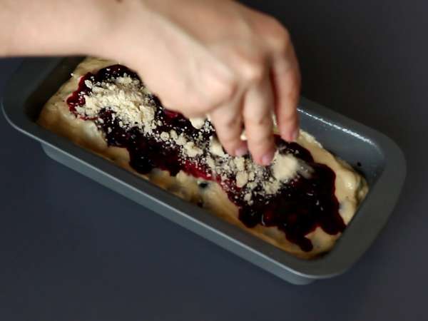 Blueberry crumble cake - Preparare etapa 7