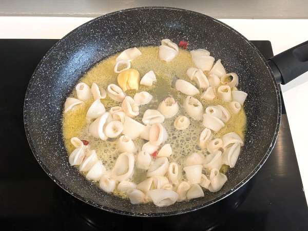 Sos de calamar: un condiment perfect pentru paste - Preparare etapa 5
