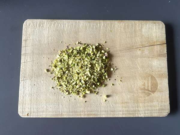 Inimi din pișcoturi cu acoperire de ciocolată și fistic - Preparare etapa 1