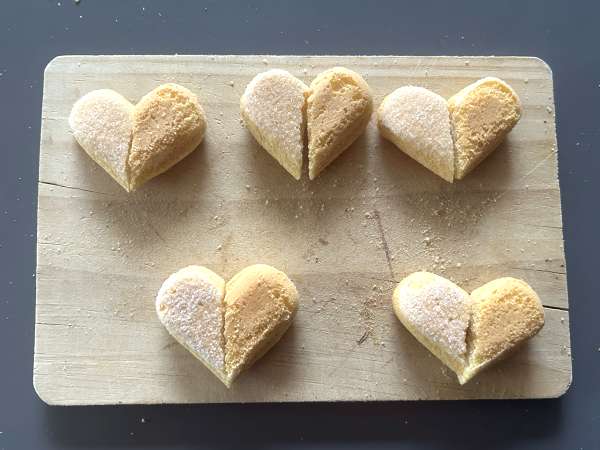 Inimi din pișcoturi cu acoperire de ciocolată și fistic - Preparare etapa 4