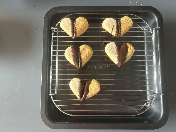 Inimi din pișcoturi cu acoperire de ciocolată și fistic - Preparare etapa 5