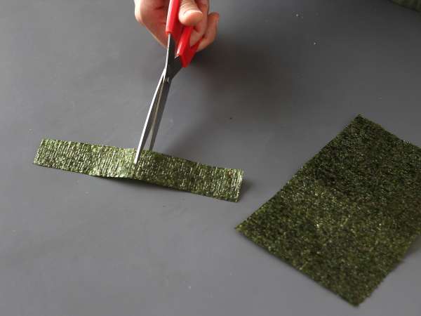 Onigiri cu gălbenușuri conservate în sos de soia - Preparare etapa 4