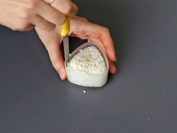 Onigiri cu gălbenușuri conservate în sos de soia - Preparare etapa 7