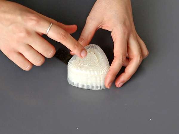 Onigiri cu gălbenușuri conservate în sos de soia - Preparare etapa 8