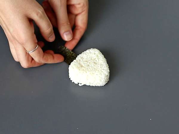 Onigiri cu gălbenușuri conservate în sos de soia - Preparare etapa 9