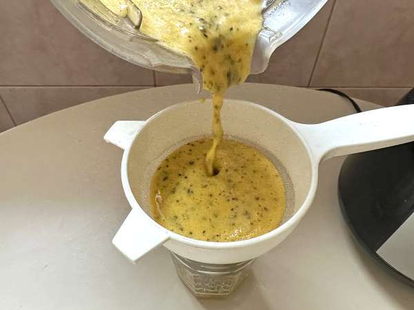 Caipirinha de maracujá batida: versiunea mai cremoasă și mai răcoritoare a clasicului brazilian - Preparare etapa 2