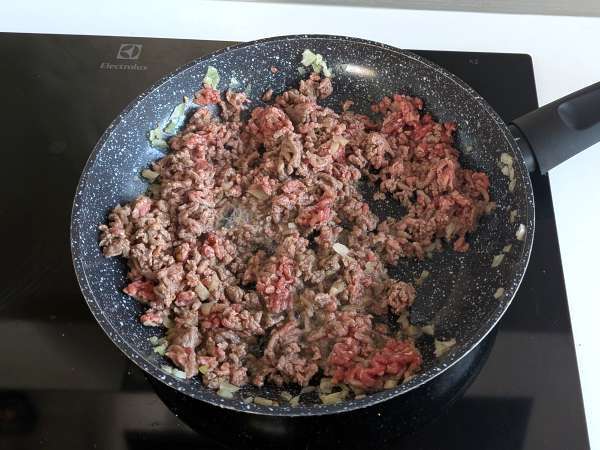 Chifle de burger în friteuza cu aer: excelente pentru o cină rapidă și gustoasă - Preparare etapa 1