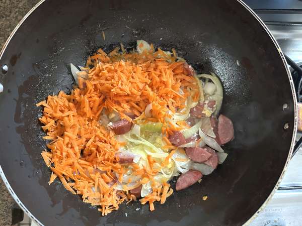 Farofa de pepperoni auriu cu ou și morcov - Preparare etapa 2