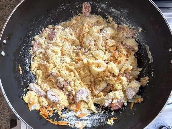 Farofa de pepperoni auriu cu ou și morcov - Preparare etapa 3