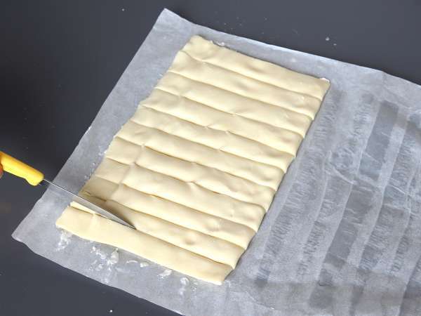 Baghete răsucite cu brânză cu Airfryer - Preparare etapa 4