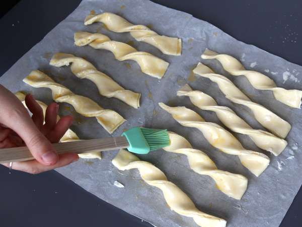 Baghete răsucite cu brânză cu Airfryer - Preparare etapa 5