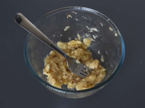 Brioșe extra gourmet cu banane și chipsuri de ciocolată - Preparare etapa 1