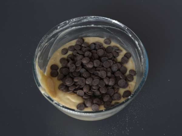 Brioșe extra gourmet cu banane și chipsuri de ciocolată - Preparare etapa 5