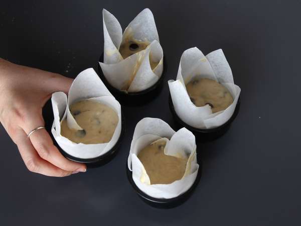 Brioșe extra gourmet cu banane și chipsuri de ciocolată - Preparare etapa 9