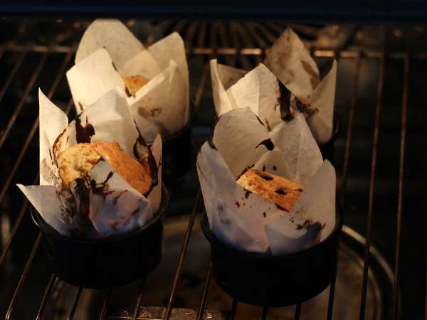 Brioșe extra gourmet cu banane și chipsuri de ciocolată - Preparare etapa 10