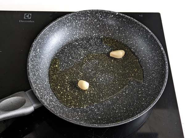 Spanac prăjit la tigaie, o garnitură gustoasă și ușoară - Preparare etapa 2