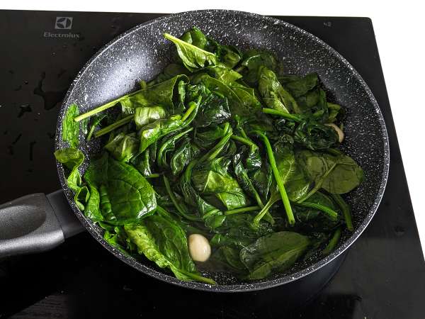 Spanac prăjit la tigaie, o garnitură gustoasă și ușoară - Preparare etapa 3