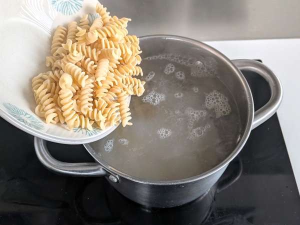 Paste cremoase la cuptor cu mazăre și șuncă gratinată - Preparare etapa 7