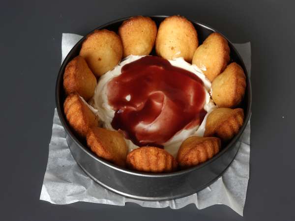 Șarlotă cu fructe roșii și madeleines - Preparare etapa 5