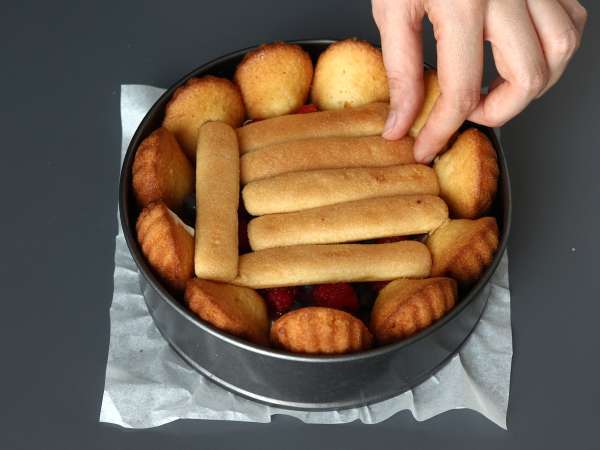 Șarlotă cu fructe roșii și madeleines - Preparare etapa 7