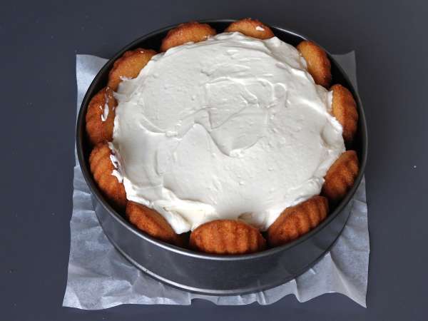 Șarlotă cu fructe roșii și madeleines - Preparare etapa 8