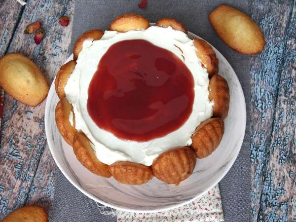 Șarlotă cu fructe roșii și madeleines - Preparare etapa 9