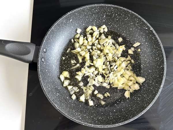 Plăcintă de sardine: o rețetă simplă, moale și gustoasă - Preparare etapa 1