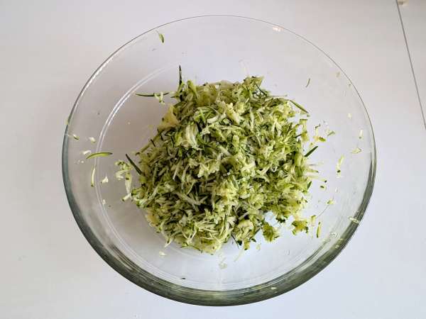 Conchiglioni umplute cu ricotta, dovlecei și lămâie: cremoase și gratinate în cuptor - Preparare etapa 1