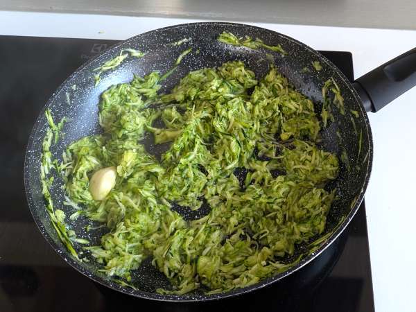 Conchiglioni umplute cu ricotta, dovlecei și lămâie: cremoase și gratinate în cuptor - Preparare etapa 2